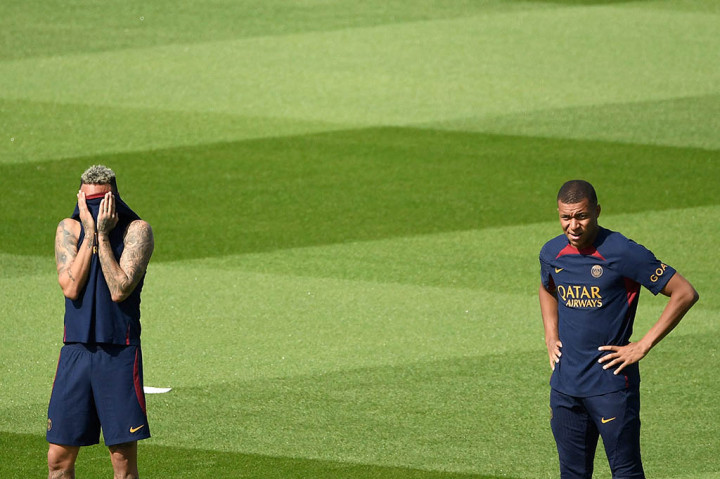 Juara Prancis Paris Saint-Germain pada hari Jumat, 21 Juli 2023 meninggalkan Kylian Mbappe keluar dari skuad untuk tur pra-musim di Jepang, semakin meragukan masa depan striker bintang itu.