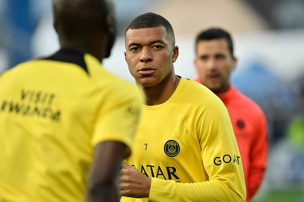 Mbappe menyatakan pada bulan Mei bahwa dia tidak akan memperpanjang kontraknya dengan PSG, yang akan berakhir tahun depan, tetapi mengindikasikan dia ingin tetap di klub untuk musim terakhir.