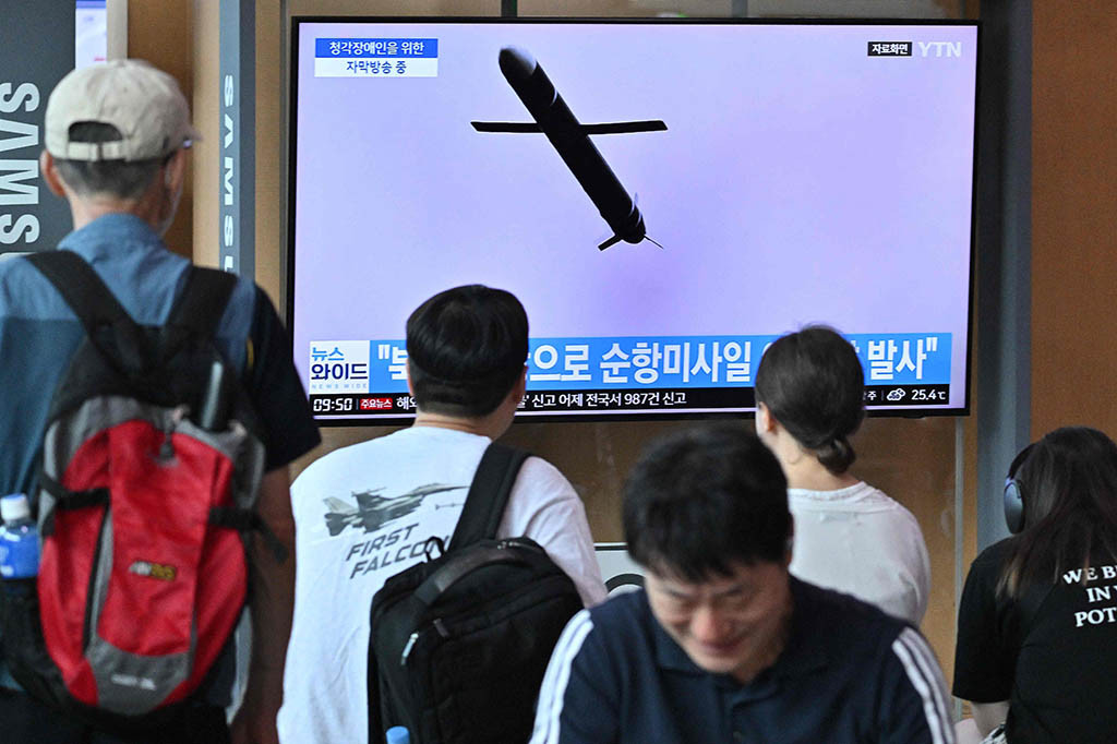 Peluncuran, yang dikatakan militer berlangsung sekitar pukul 04.00 waktu setempat (1900 GMT), terjadi saat hubungan antara kedua Korea berada di salah satu titik terendah yang pernah ada.