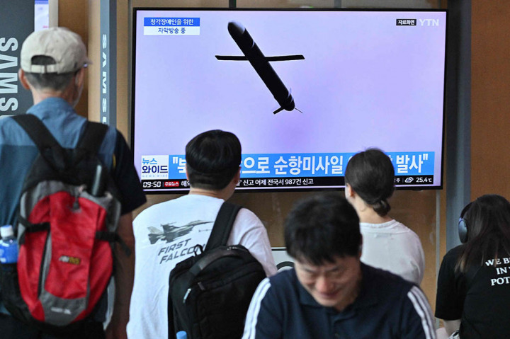 Peluncuran, yang dikatakan militer berlangsung sekitar pukul 04.00 waktu setempat (1900 GMT), terjadi saat hubungan antara kedua Korea berada di salah satu titik terendah yang pernah ada.