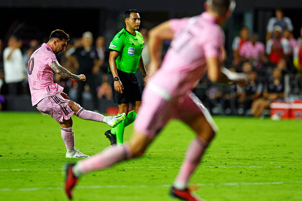 Inter Miami unggul lebih dulu lewat gol Robert Taylor pada menit ke-44 melalui tendangan dari dalam kotak penalti. Skor 1-0 bertahan hingga turun minum.