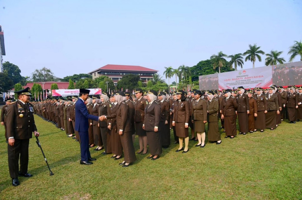 Kepala Negara meminta Korps Adhyaksa terus memperbaiki pelayanan kepada masyarakat dan terus menggerakkan reformasi di semua aspek dan tingkatan.
