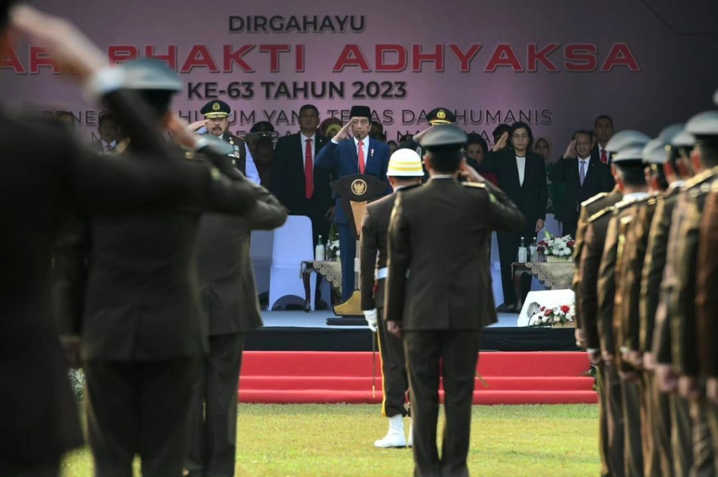 Menurut Jokowi, tingkat kepercayaan publik terhadap Kejaksaan pada Juli 2023 telah meningkat menjadi 81,2 persen dibanding Agustus 2022 yang sebesar 75,3 persen, sebagaimana hasil salah satu lembaga survei.