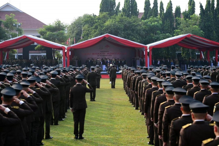 Presiden Jokowi juga mengatakan peran jaksa juga dibutuhkan dalam penyelesaian sengketa tanah negara dan sengketa perdagangan internasional. Karena itu, Jokowi mengapresiasi langkah Kejaksaan yang telah mengembalikan kerugian negara dalam jumlah yang cukup signifikan pada beberapa tahun terakhir ini.