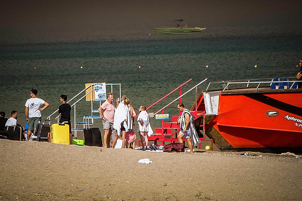 Sebuah kapal angkatan laut Yunani juga menuju ke daerah itu untuk membantu, menurut penjaga pantai.