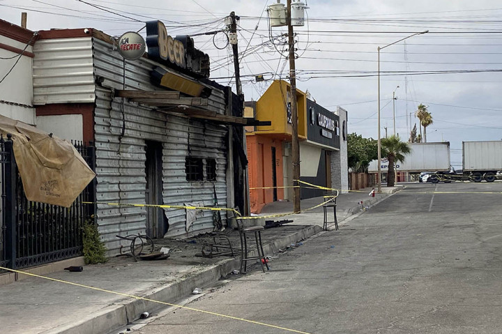 Penyerang diusir dari bar karena memperlakukan wanita dengan tidak hormat, dan kemudian kembali dan melemparkan benda yang menyala ke dalamnya, mungkin bom molotov, kata kantor kejaksaan.