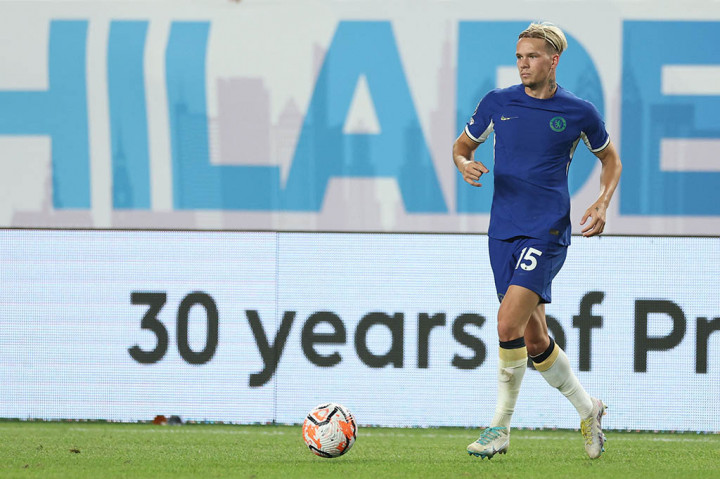 Lima menit kemudian Chelsea memimpin ketika Mudryk Ukraina menerobos masuk dari kiri dan setelah pertukaran cerdas dengan Jackson, melepaskan drive ke pojok bawah dari luar kotak.