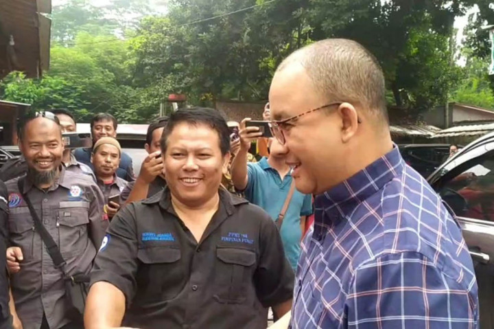Calon Presiden Anies Baswedan, Sabtu, 22 Juli 2023 sore, menemui puluhan pengurus Serikat Buruh Sebogor Raya, di kawasan Sentul, Kabupaten Bogor, Jawa Barat. Selain silaturahmi, mereka juga berdiskusi soal kesetaraan tenaga kerja kontrak, hingga masalah perempuan, sementara Anies memastikan siap menyelesaikan masalah tenaga kerja, mirip di Ibukota.