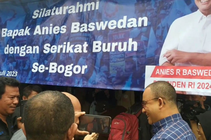 Puluhan pengurus Serikat Buruh Sebogor Raya, langsung menyambut kedatangan calon presiden anies baswedan. Mereka sengaja menggelar pertemuan silaturahmi, sambil berdisuksi masalah ketenaga kerjaan, hingga strategi pemenangan suara dikalangan buruh.