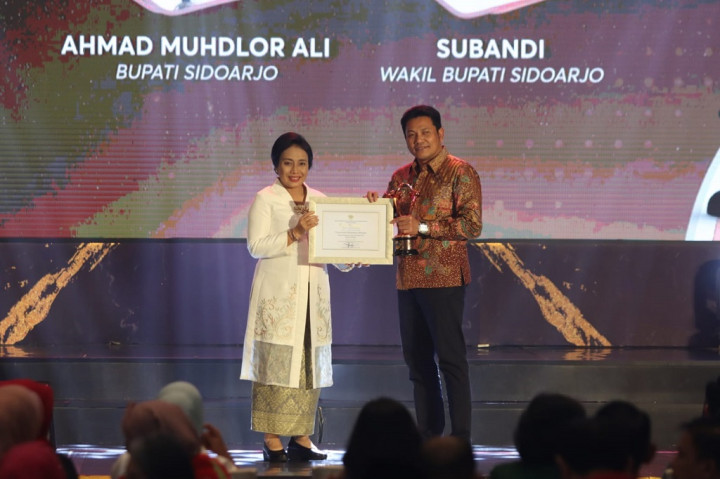 Kabupaten Sidoarjo mendapat predikat kategori Nindya pada Malam Penganugerahan Kabupaten/Kota Layak Anak Kementerian Pemberdayaan Perempuan dan Perlindugan Anak (Kementerian PPPA) yang diselenggarakan di Hotel Padma, Semarang, Jawa Tengah, Sabtu, 22 Juli 2023 malam.