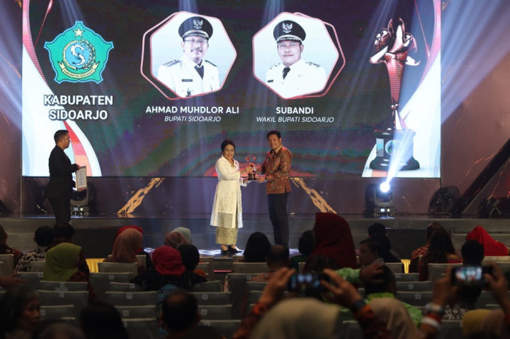 Penghargaan kabupaten/kota layak anak ini untuk kali keempat diterima Kabupaten Sidoarjo. Penghargaan diserahkan langsung Menteri PPPA I Gusti Ayu Bintang Darmawati atau Bintang Puspayoga kepada Wakil Bupati Sidoarjo Subandi.