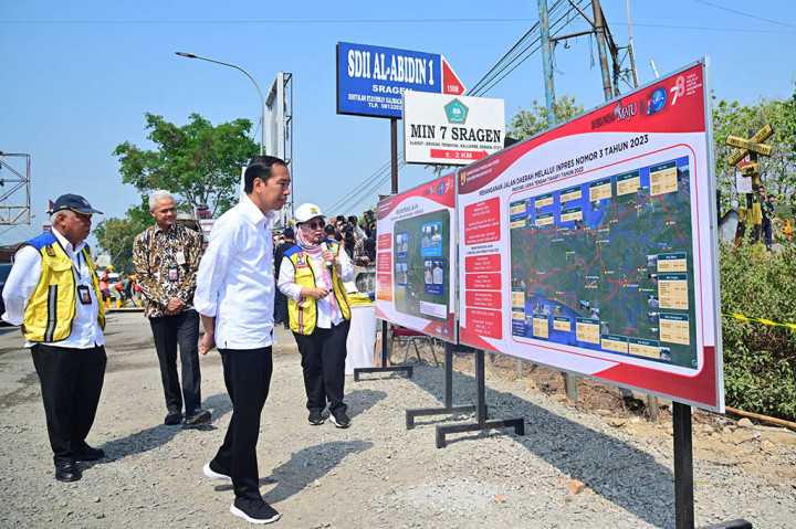 “Khusus untuk jalan ini, ini memang saya dari kecil–saya kan tiap hari saya lewat jalan ini–enggak pernah beres, tapi sekarang kalau konstruksinya seperti ini memang dua kali lebih mahal, tapi saya kira untuk pemakaian mungkin bisa lebih dari 10 tahun akan baik. Karena kalau pakai aspal hampir mungkin enggak ada dua tahun rusak lagi. Hampir dua tahun enggak beres lagi,” jelasnya.