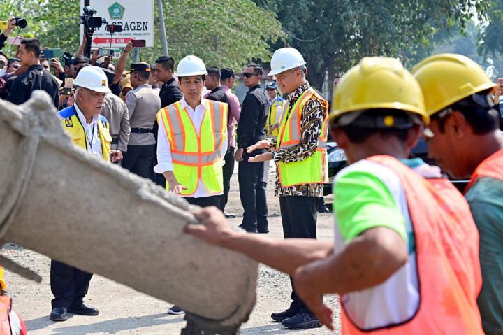 Presiden Joko Widodo meninjau langsung rekonstruksi Jalan Raya Surakarta-Gemolong-Purwodadi di Kabupaten Sragen, Provinsi Jawa Tengah, pada Minggu, 23 Juli 2023. Dalam keterangannya selepas peninjauan, Presiden Jokowi menegaskan komitmen pemerintah untuk terus mempercepat perbaikan infrastruktur jalan di seluruh Tanah Air.