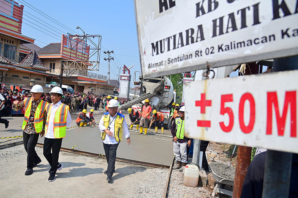 “Ya ini sama seperti yang saya lihat di provinsi-provinsi yang lain, ini kita ingin memperbaiki, mempercepat, utamanya jalan-jalan provinsi, jalan-jalan kabupaten, jalan-jalan kota di seluruh Tanah Air. Yang kita anggarkan pada tahap pertama itu Rp7 triliun, nanti tahapan kedua Rp7 triliun, untuk tahun ini,” ujar Presiden.