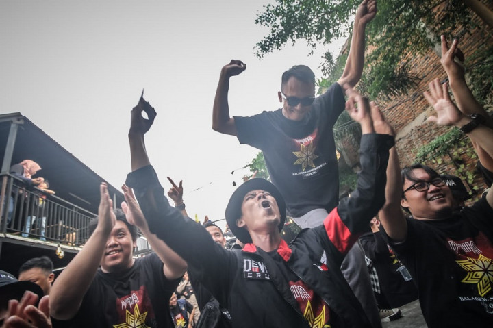 Baladewa Indonesia Raya yang merupakan grup pecinta musik band Dewa 19 pimpinan Ahmad Dhani, menggelar kegiatan silaturahmi di salah satu cafe di kawasan Joglo, Jakarta Barat, Minggu, 23 Juli 2023. Kegiatan digelar dengan dihadiri oleh para pengurus dan juga anggota Baladewa Indonesia Raya.