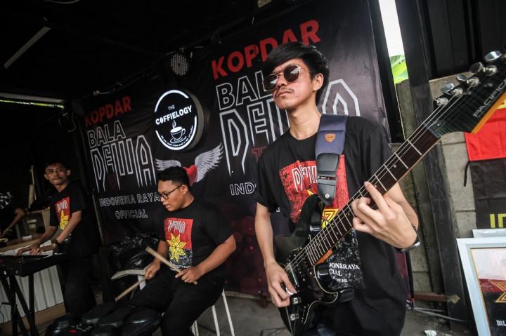 Penampilan live musik dengan membawakan lagu-lagu milik grup band Dewa 19.