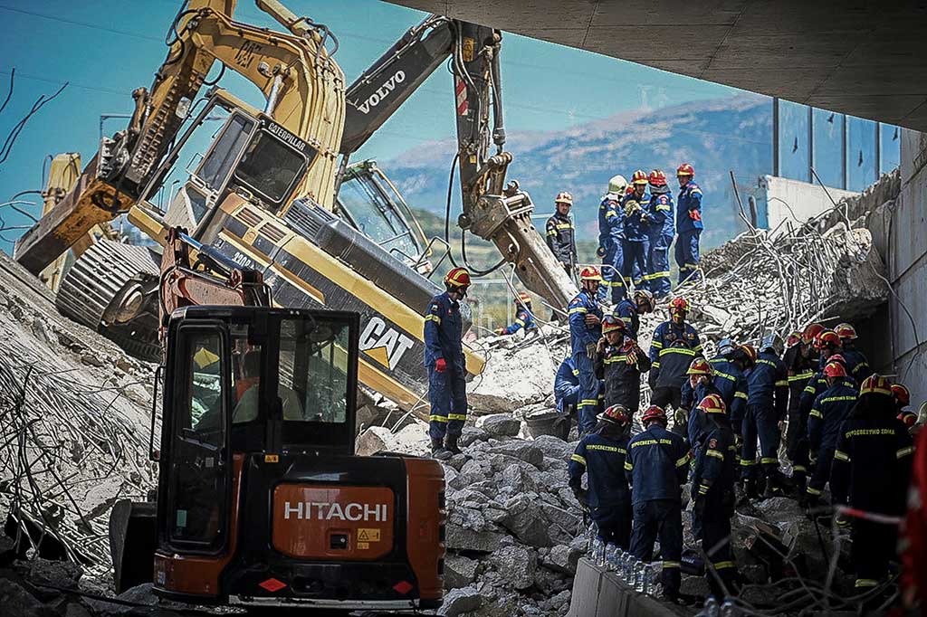 Tim penyelamat bekerja di lokasi jembatan yang runtuh yang sedang dibangun antara kota Patras dan Rio, di Patras, Yunani, Minggu, 23 Juli 2023 waktu setempat.