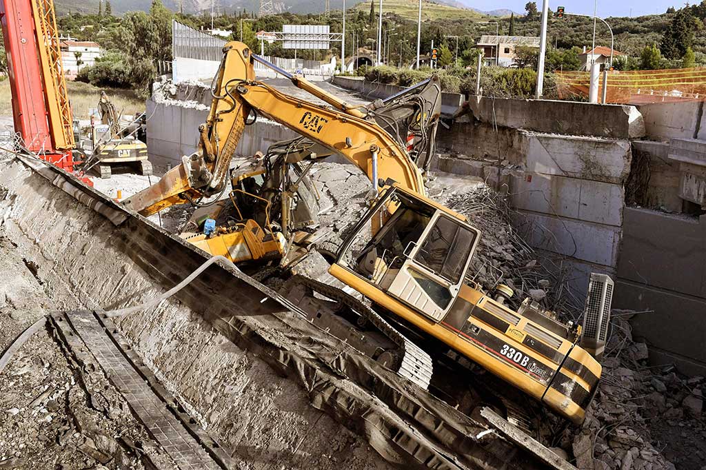 Sekitar 35 petugas pemadam kebakaran dan 12 kendaraan dikerahkan ke tempat kejadian, serta drone dan kendaraan penyelamat khusus untuk mengevakuasi para korban.