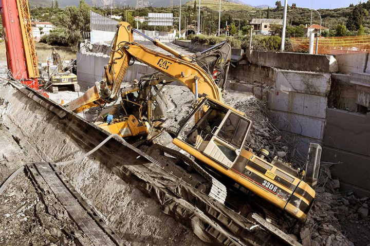 Sekitar 35 petugas pemadam kebakaran dan 12 kendaraan dikerahkan ke tempat kejadian, serta drone dan kendaraan penyelamat khusus untuk mengevakuasi para korban.