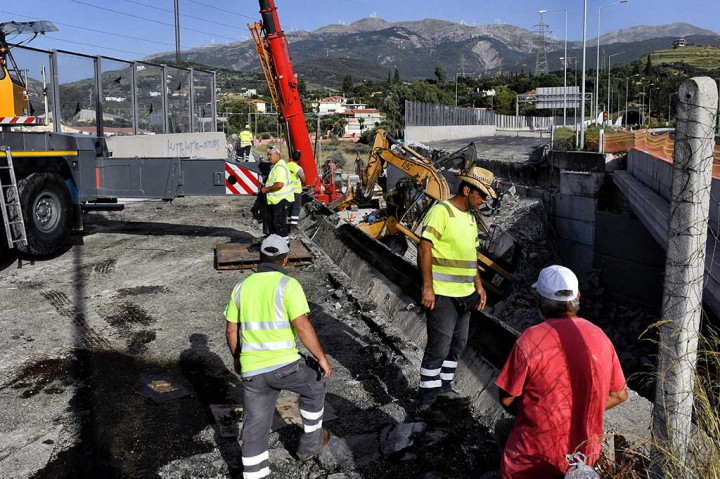 Alasan runtuhnya jembatan, yang menghubungkan pelabuhan Patras di semenanjung Peloponnese di Yunani barat daya ke Athena, belum diketahui.
