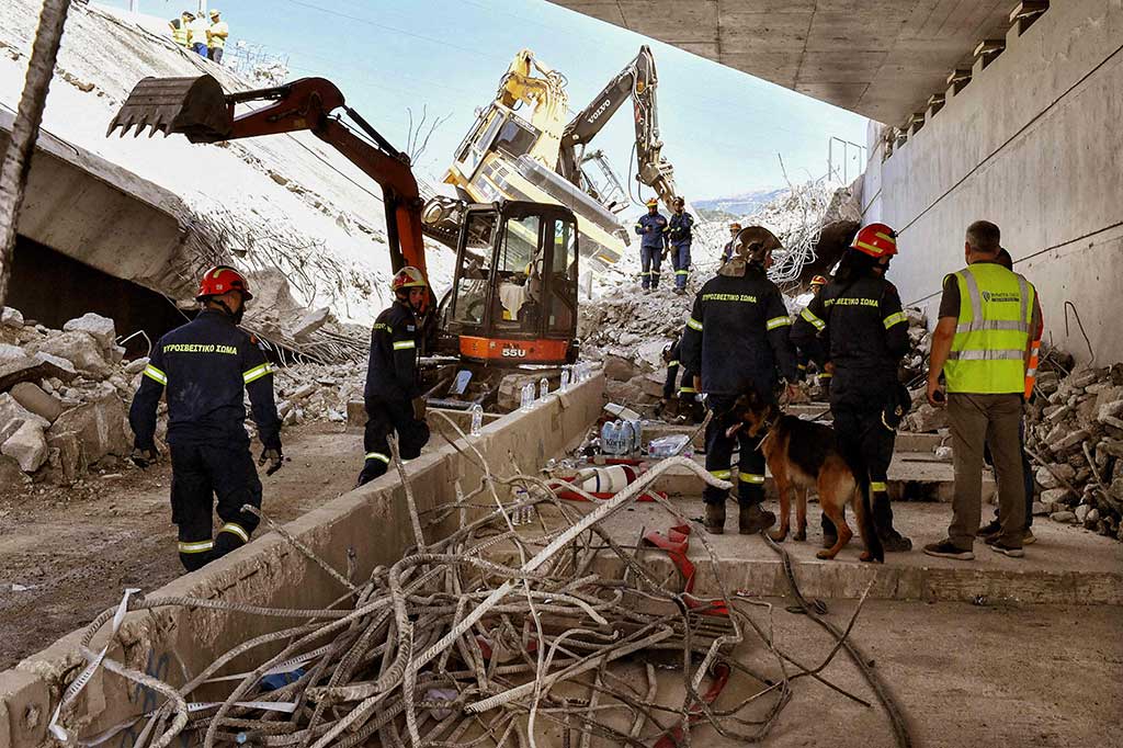 Efthymios Lekkas, presiden Organisasi Perlindungan Gempa OASP, mengatakan kepada televisi ERT bahwa jembatan tersebut memiliki masalah stabilitas yang diketahui pihak berwenang. Menurut ERT, pekerjaan restorasi dimulai pada 2021 dengan biaya lebih dari enam juta euro. 