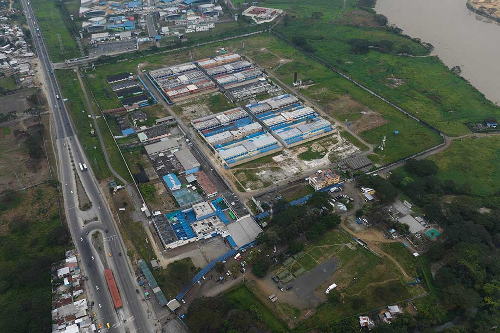 Geng-geng yang bersaing bertempur di sebuah penjara di Ekuador, menyebabkan sedikitnya lima narapidana tewas, Minggu, 23 Juli 2023 waktu setempat. Ini merupakan kerusuhan terbaru yang menghantam sistem hukuman di Ekuador.