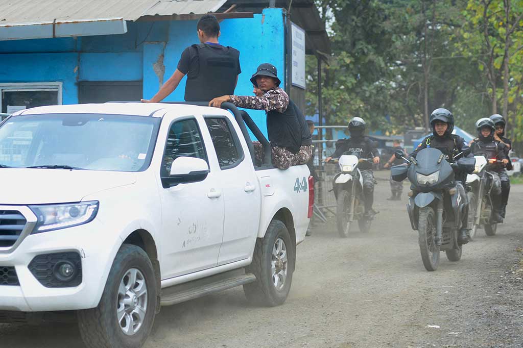 Orang-orang yang berduka menunggu di luar penjara Guayas sambil berharap kabar baik tentang orang-orang terkasih yang ditahan di dalam.