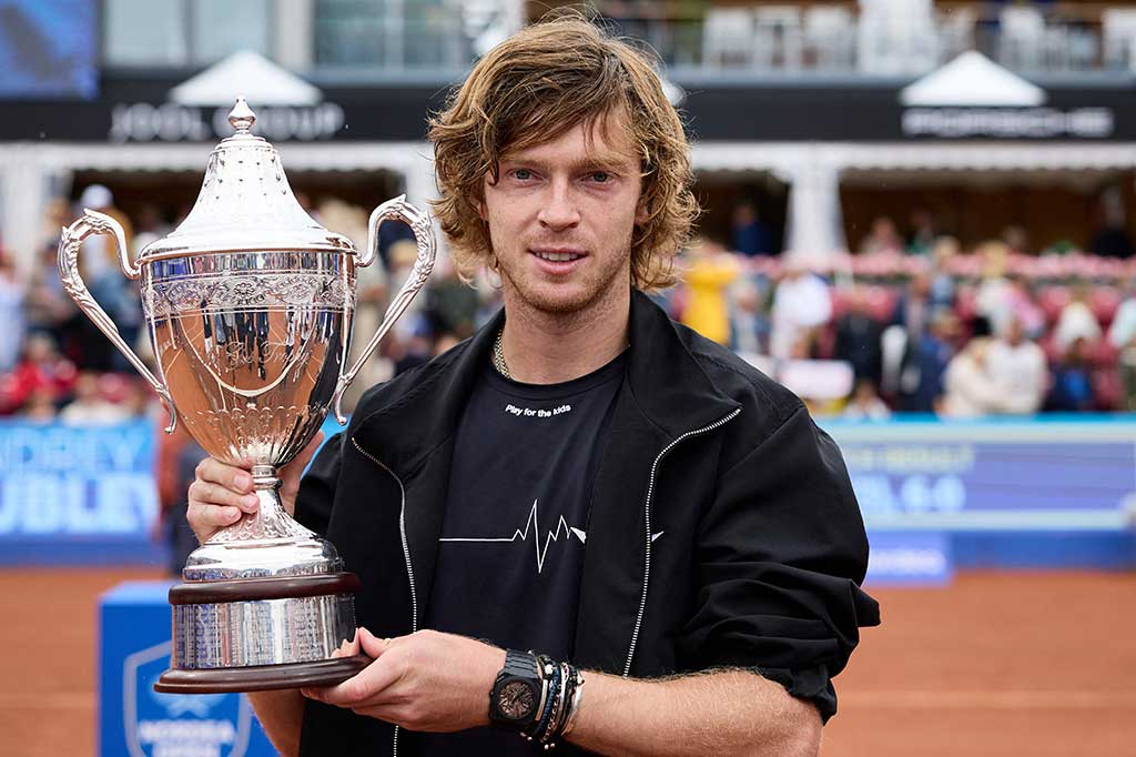  Andrey Rublev merebut gelar level tur keduanya musim ini, setelah menyabet trofi Swedish Open, Minggu, 23 Juli 2023 waktu setempat.