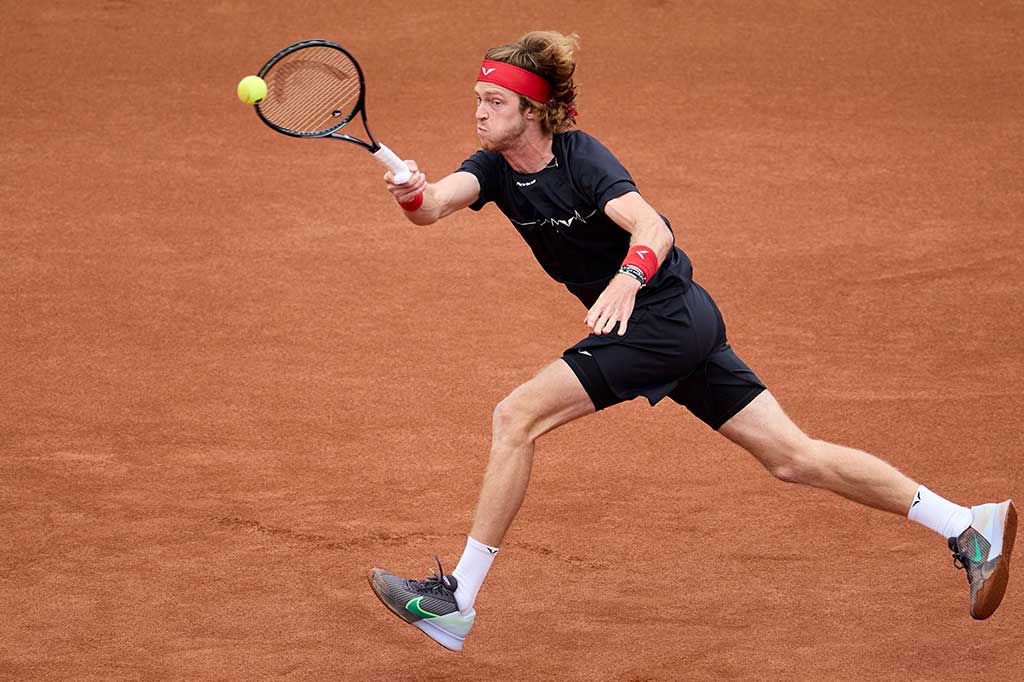 Unggulan kedua, yang hanya kehilangan satu set dalam perjalanan menuju gelar, bermain dengan kekuatan eksplosif melawan Ruud, memukul bola dengan bersih dari kedua sayap kanan maupun kiri selama pertandingan satu jam 33 menit.