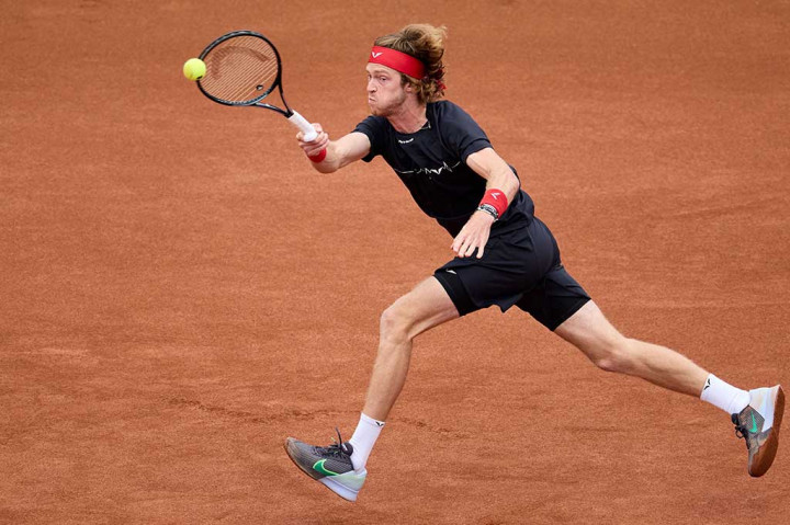 Unggulan kedua, yang hanya kehilangan satu set dalam perjalanan menuju gelar, bermain dengan kekuatan eksplosif melawan Ruud, memukul bola dengan bersih dari kedua sayap kanan maupun kiri selama pertandingan satu jam 33 menit.