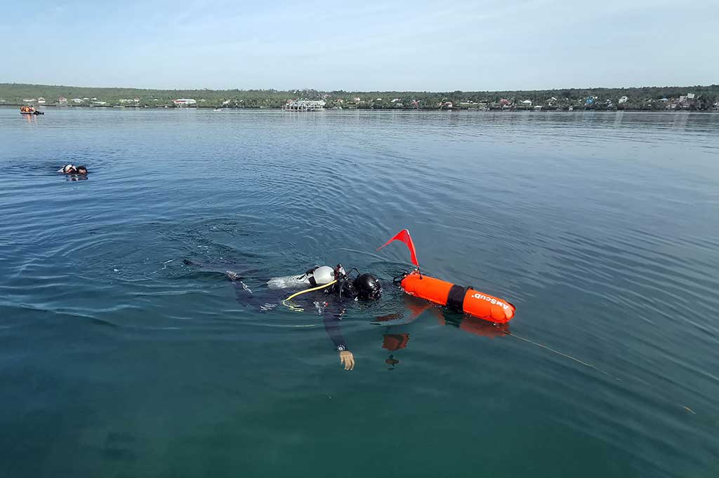 Anggota tim penyelamat melakukan operasi pencarian dan penyelamatan korban tenggelamnya kapal penyeberangan di Buton Tengah, Sulawesi Tenggara, Senin, 24 Juli 2023.