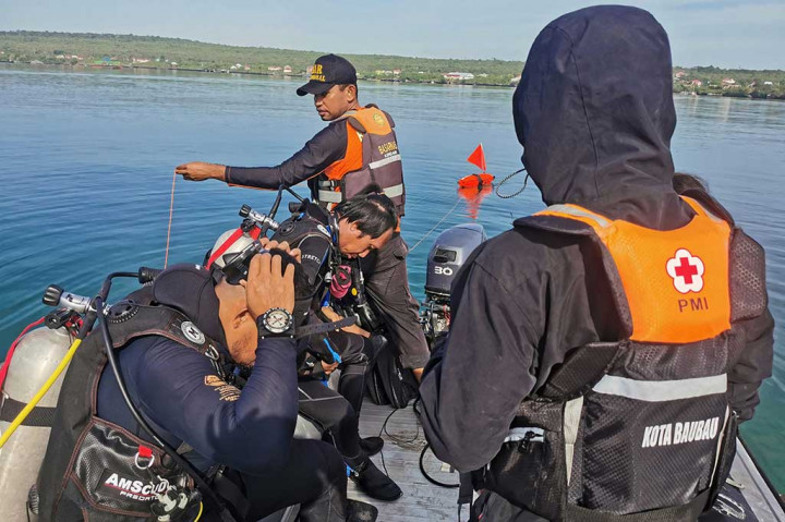 Penyebab musibah kapal tenggelam di Teluk Mawasangka Tengah tersebut diduga kelebihan muatan penumpang usai mengikuti konser kegiatan hari ulang tahun di Buton Tengah. 
