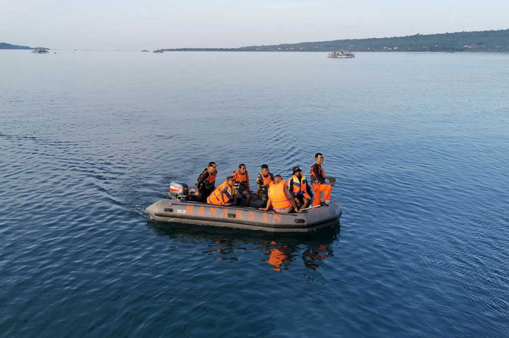Anggota Basarnas kini tengah melakukan pencarian ke-19 orang yang belum ditemukan. Pencarian dilakukan dengan membagi dua tim yakni Tim 1 melakukan penyelaman di sekitar LKK dan Tim 2 melakukan penyisiran di atas permukaan air di sekitar LKK dengan menggunakan rubberboat dan longboat. Sementara itu korban selamat dalam kejadian tersebut sampai saat ini sebanyak enam orang.