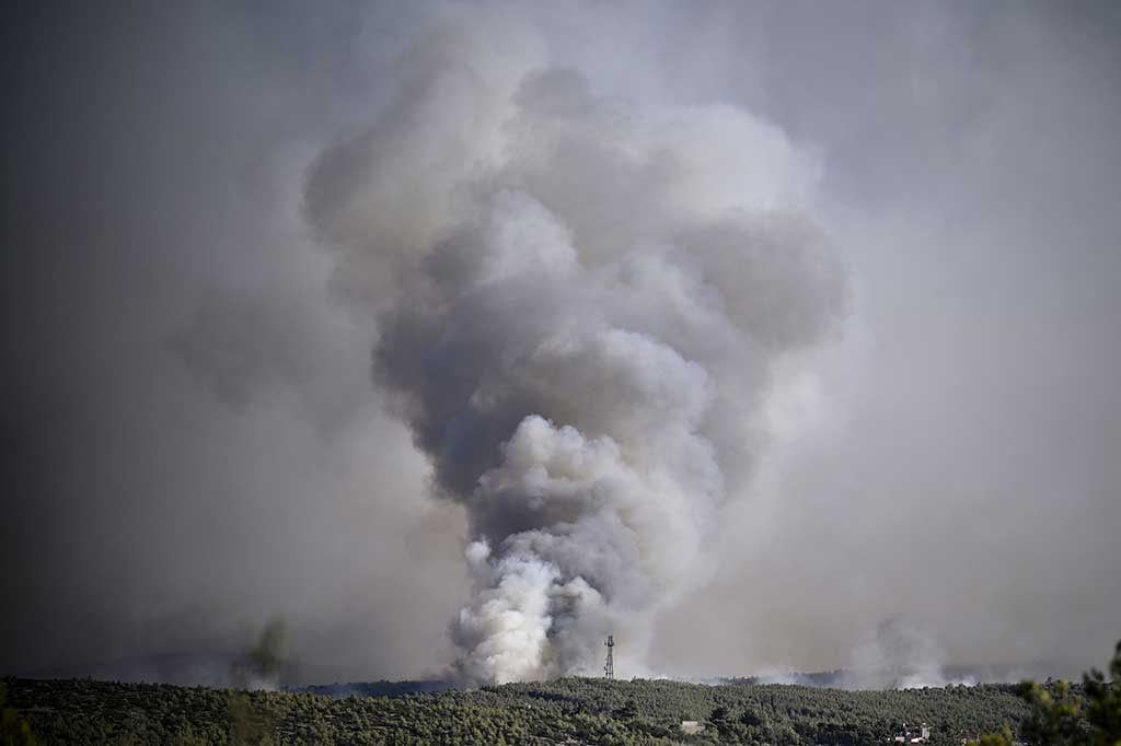 Kementerian Perubahan Iklim dan Perlindungan Sipil mengatakan sekitar 16 ribu orang dipindahkan dari pulau itu lewat darat dan tiga ribu sisanya menggunakan jalur laut, dalam evakuasi kebakaran hutan terbesar yang pernah terjadi. Mereka dipindahkan dari 12 desa dan beberapa hotel, dan meskipun tidak ada laporan korban jiwa, enam orang dilarikan ke rumah sakit akibat masalah pernapasan.