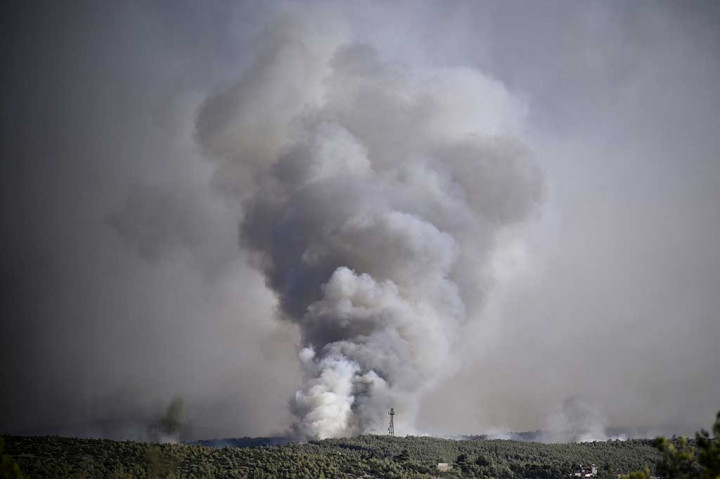 Kementerian Perubahan Iklim dan Perlindungan Sipil mengatakan sekitar 16 ribu orang dipindahkan dari pulau itu lewat darat dan tiga ribu sisanya menggunakan jalur laut, dalam evakuasi kebakaran hutan terbesar yang pernah terjadi. Mereka dipindahkan dari 12 desa dan beberapa hotel, dan meskipun tidak ada laporan korban jiwa, enam orang dilarikan ke rumah sakit akibat masalah pernapasan.