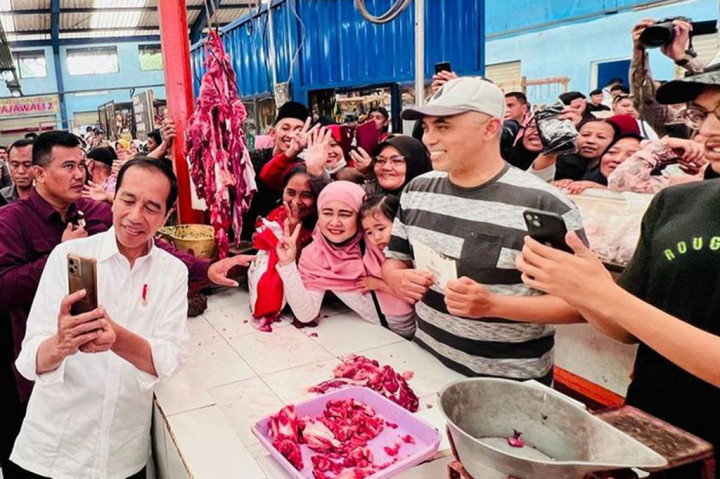 Presiden Jokowi mencontohkan harga pangan yang dalam kategori murah itu, daging ayam sekitar Rp34 ribu per kilogram, bawang merah sekitar Rp26 ribu per kilogram.