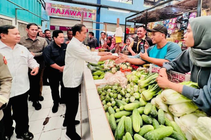 Presiden Joko Widoko meninjau Pasar Bululawang, Kabupaten Malang, Jawa Timur, Senin, 24 Juli 2023. Jokowi menyebutkan harga sejumlah komoditas pangan di Pasar Bululawang, murah sekali sehingga inflasi terkendali di kabupaten yang menjadi sentra produksi sayuran itu.