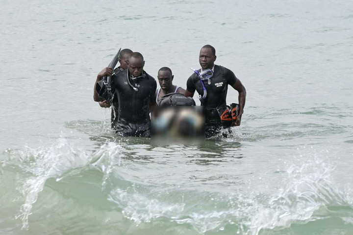 Petugas penyelamat mengevakuasi jenazah korban dari laut di Oukakam, setelah sebuah kapal terbalik di lepas pantai Dakar, Senegal, Senin, 24 Juli 2023. 