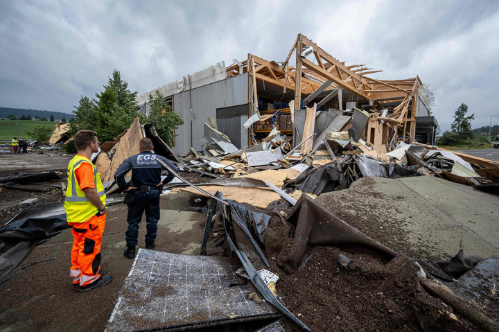 Badai berlalu dengan cepat tetapi angin kencang menyebabkan kerusakan yang signifikan. Kendaraan rusak atau hancur, atap beterbangan, perabot terlempar ke jalan, dan pohon tumbang.