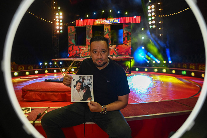 Pemilik sirkus Meksiko Raul Gasca, mantan pemilik Pancho, salah satu simpanse yang terbunuh setelah melarikan diri dari Taman Ukumari di kota Pereira, memperlihatkan foto simpanse tersebut, di Gasca Brothers Circus di Cali, Departemen Valle del Cauca, Kolombia, Senin, 24 Juli 2023.