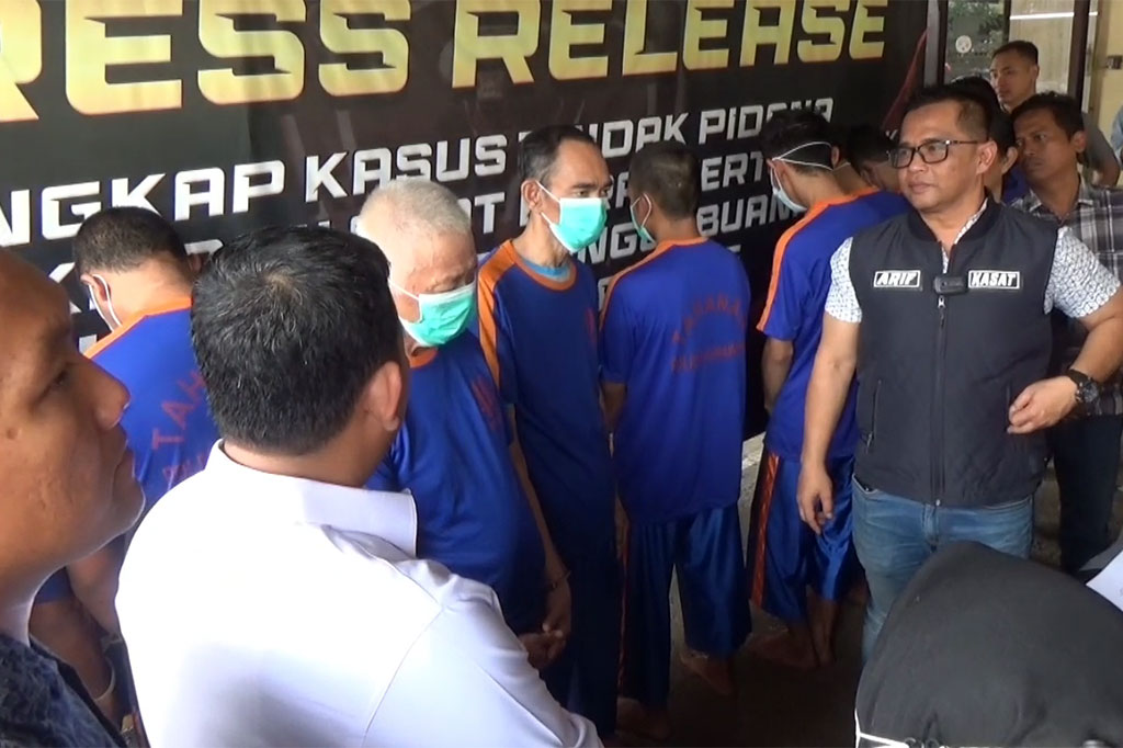 Petugas Satresnarkoba Polres Karawang, Jawa Barat meringkus pengedar sabu yang sudah berusia lansia. Pelaku ternyata telah berprofesi sebagai pengedar sabu selama 10 tahun.