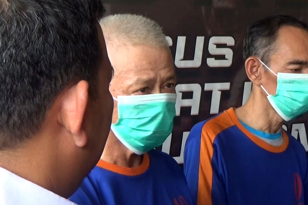 Dalam menjalankan aksinya, tersangka melakukannya dengan sistem tempel, dimana pelaku dan calon pembeli telah bersepakat untuk menaruh sabu dan uang di tempat yang telah ditentukan.