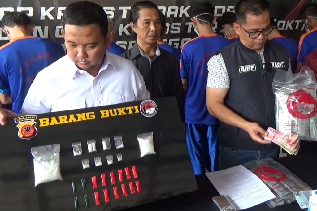 Dari pemeriksaan, pelaku mengaku telah mengedarkan sabu selama 10 tahun terakhir. Pelalu mengaku menjalankan profesi ini karena terdesak kebutuhan hidup. Menurut pengakuannya, selama ini sabu dipasok dari jakarta.