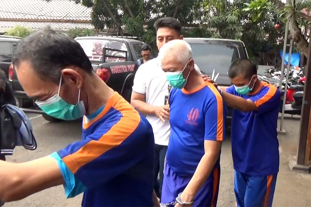 Untuk pemeriksaan lebih lanjut, pelaku kini ditahan di Mapolres Karawang. Atas perbuatannya pelaku terancam hukuman mati.