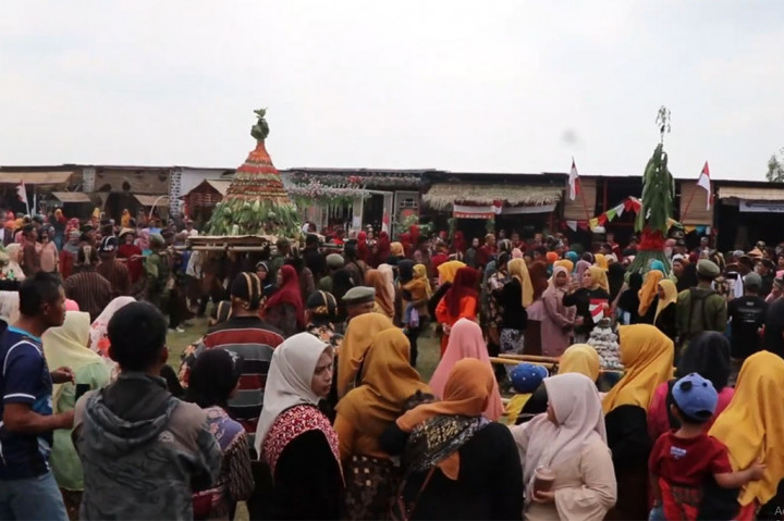 Grebeg apem digelar sebagai wujud rasa syukur warga setempat kepada sang pencipta atas berkah dan keselamatan, dan juga sebagai doa agar panen tembakau pada tahun ini melimpah.