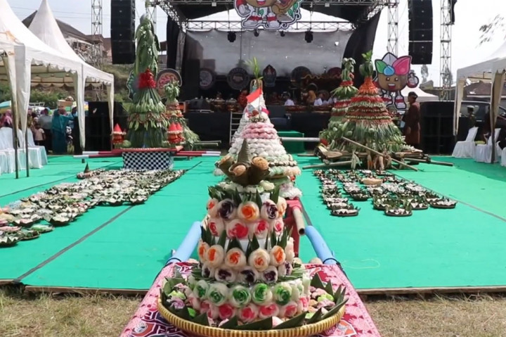 Dengan dipimpin sejumlah tokoh agama serta tokoh adat setempat, selanjutnya digelar doa bersama.