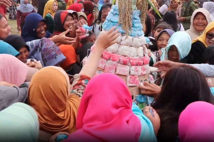 Ribuan warga saling berebut gunungan yang terbuat dari apem dalam grebeg apem di Temanggung, Jawa Tengah. 