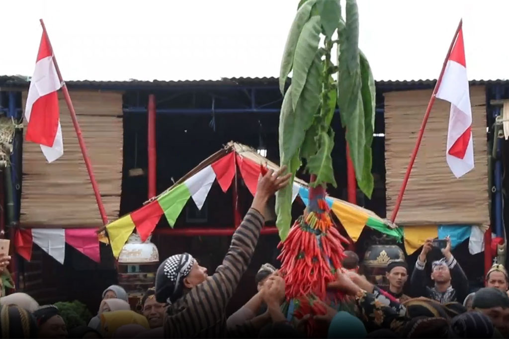 Ribuan orang langsung berebut gunungan yang berisi apem dan hasil bumi panenan warga di sekitar, setelah doa bersama berakhir. Warga percaya jika bisa memperoleh apem atau hasil bumi di gunungan tersebut akan mendatangkan berkah.