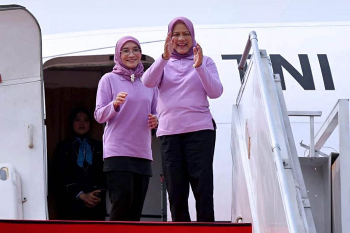 Pukul 10.00 WIB pesawat lepas landas dari Lanud Halim Perdanakusuma, Jakarta, menuju Bandara Internasional Banyuwangi. Setiba di Banyuwangi pukul 11.30 WIB, rombongan disambut oleh Ny Arumi Bachsin Dardak, bupati, dan para isteri anggota Forkopimda Provinsi Jawa Timur.