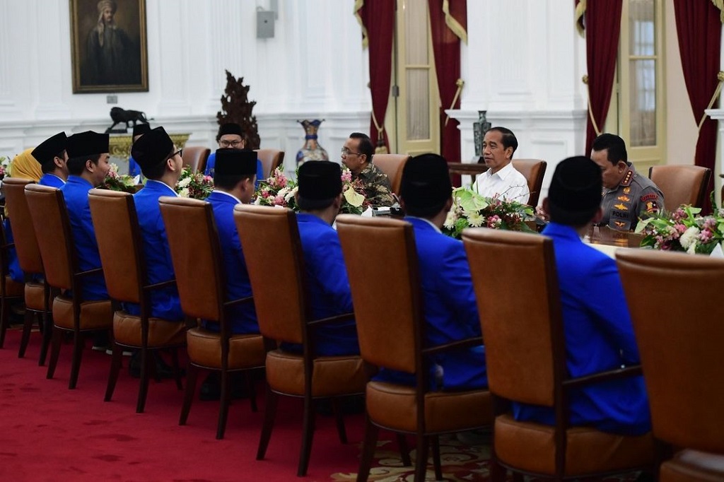 “Tadi kita menyampaikan hasil kajian kami dari PB PMII tentang IKN. Jadi kita membuat jurnal akademis setebal 350 halaman yang mana ini membuktikan bahwa aktivis hari ini juga bisa berkontribusi terhadap pembangunan negeri pada masa yang akan datang,” ujar Ketua Umum PB PMII, Muhammad Abdullah Syukri, dalam keterangannya di Kompleks Istana Kepresidenan Jakarta selepas pertemuan.